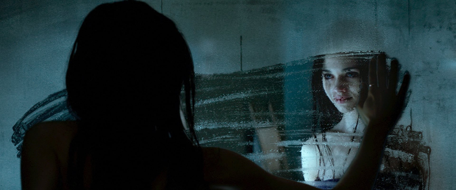 دانلود فیلم Look Away 2018 (نگاه کن 2018) بدون سانسور با زیرنویس فارسی