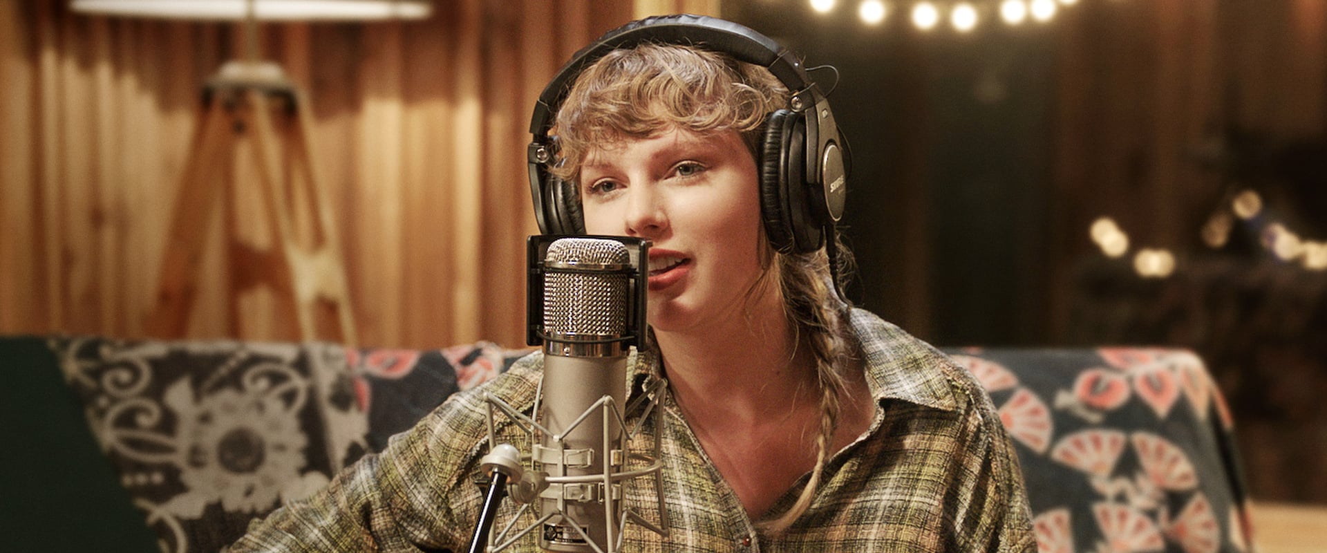 دانلود مستند Folklore: The Long Pond Studio Sessions 2020 (فولکلور: جلسات طولانی استودیوی لانگ پاند 2020) بدون سانسور با زیرنویس فارسی