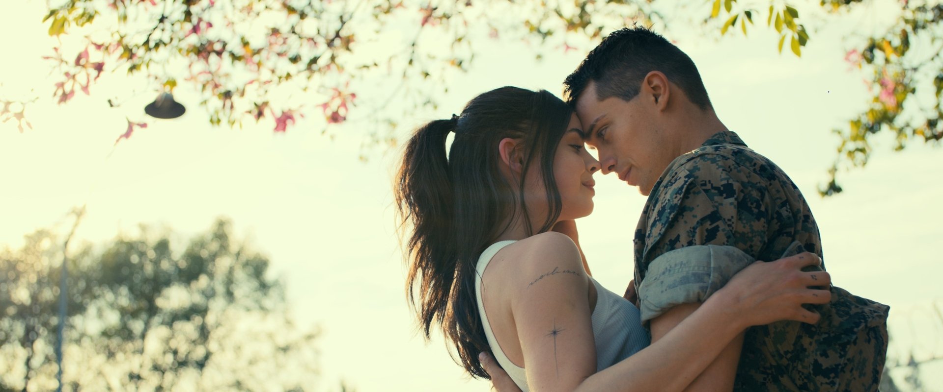 دانلود فیلم Purple Hearts 2022 (قلب‌های ارغوانی  2022) بدون سانسور با زیرنویس فارسی