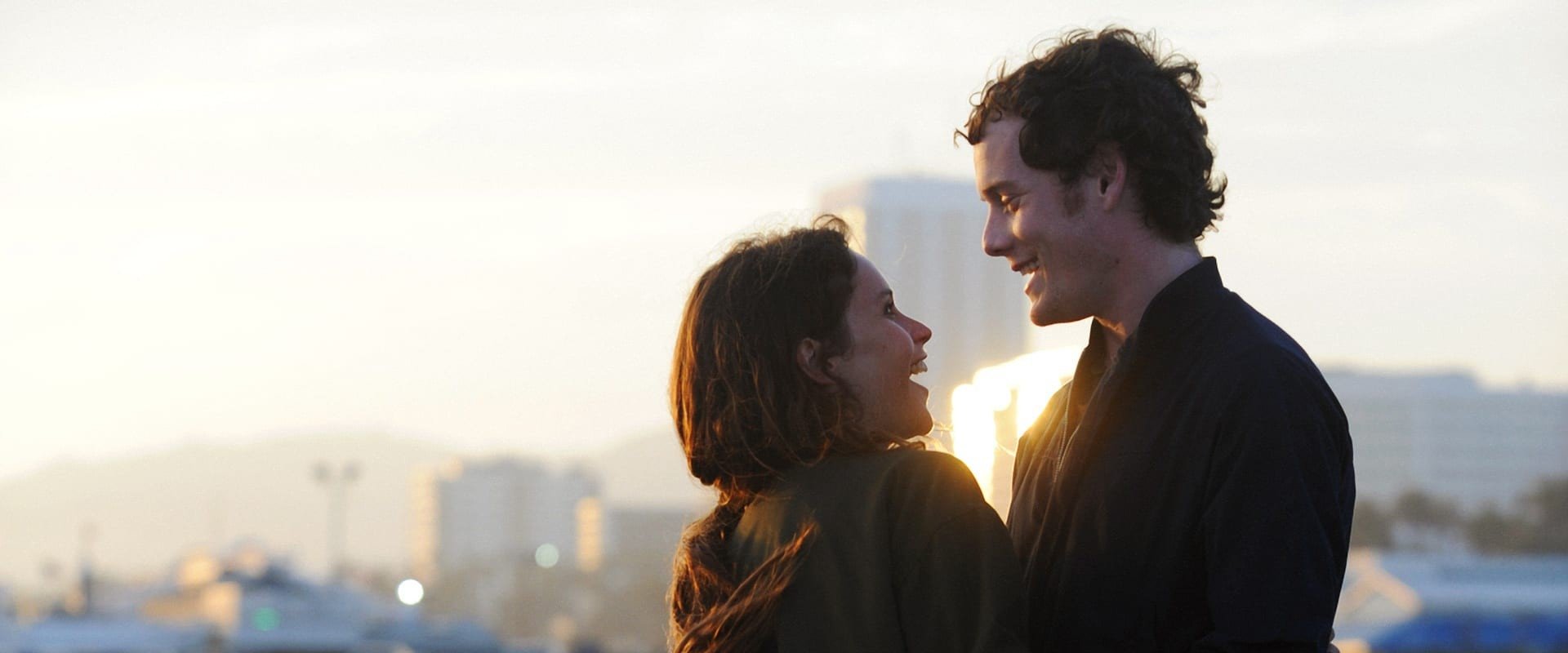 دانلود فیلم Like Crazy 2011 (مثل دیوانه‌ها 2011) بدون سانسور با زیرنویس فارسی