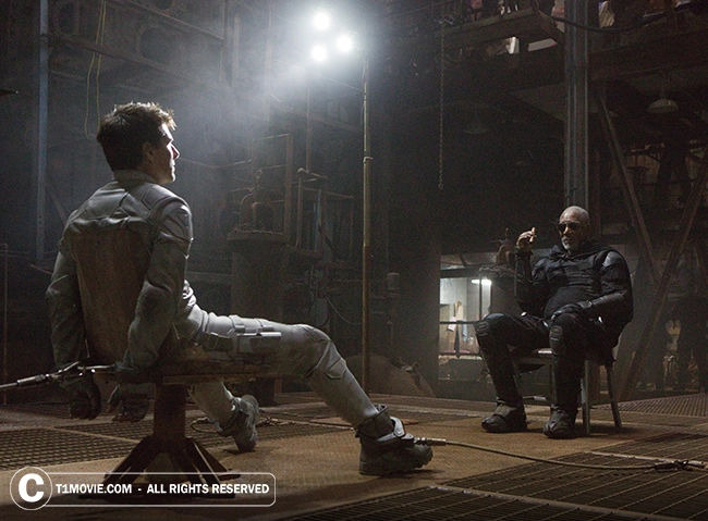 مورگان فریمن و تام کروز در فیلم Oblivion