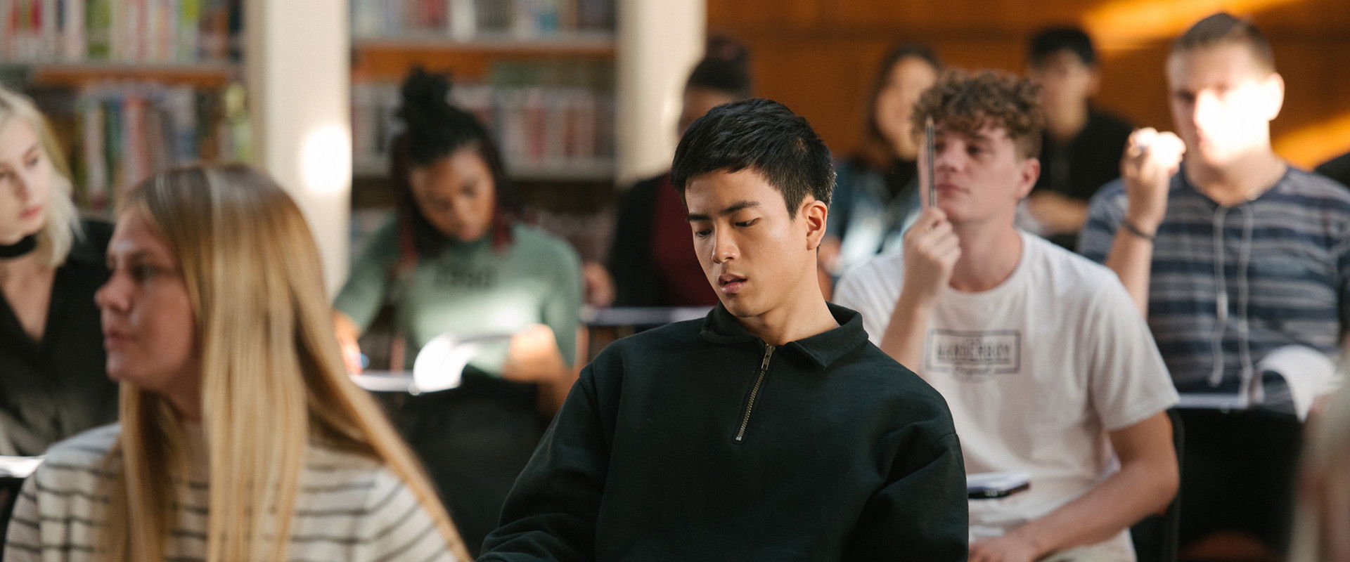 دانلود فیلم Bad Genius 2017 (نابغهٔ بد 2017) بدون سانسور با زیرنویس فارسی